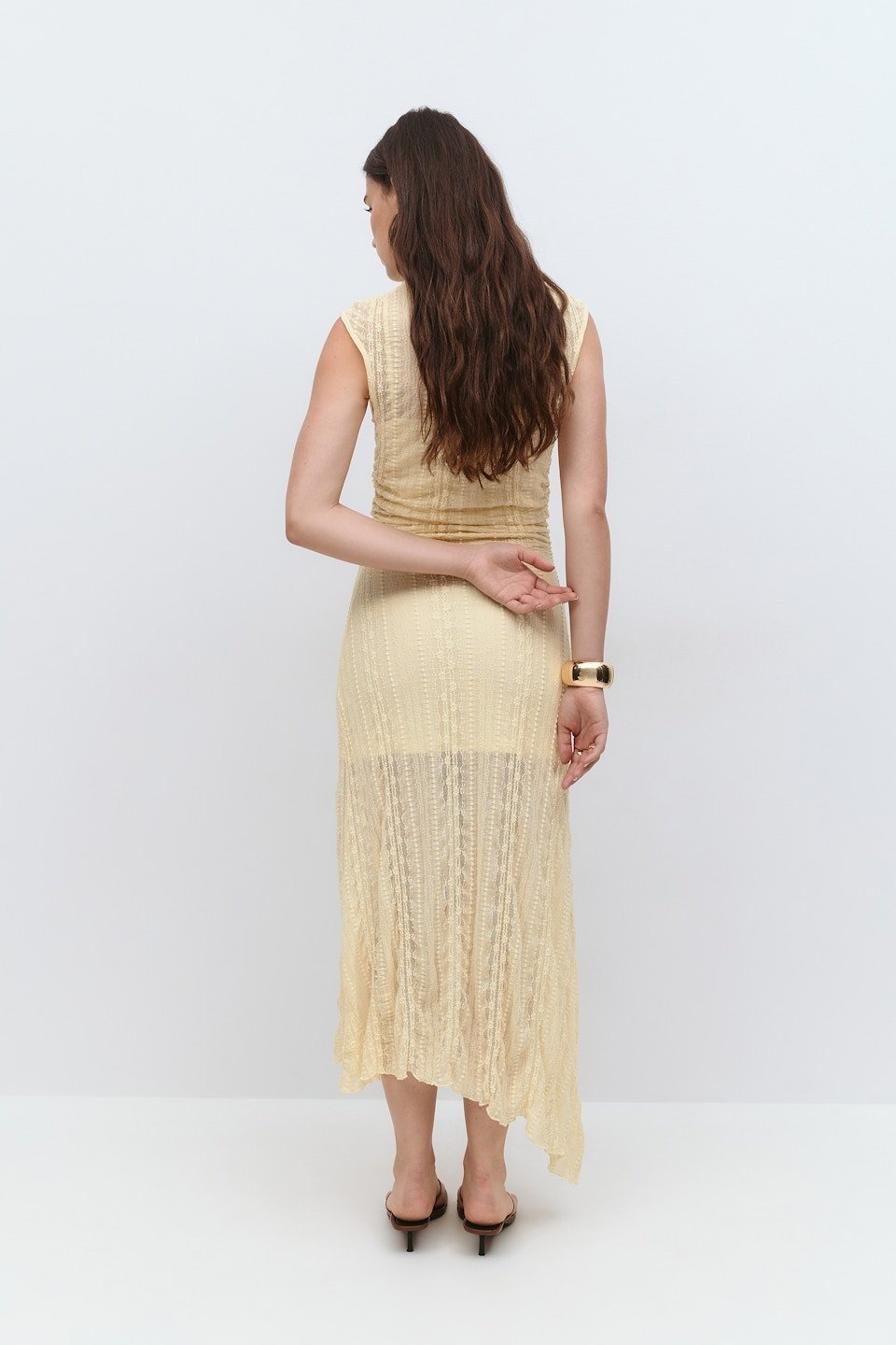 Robe longue en dentelle asymétrique