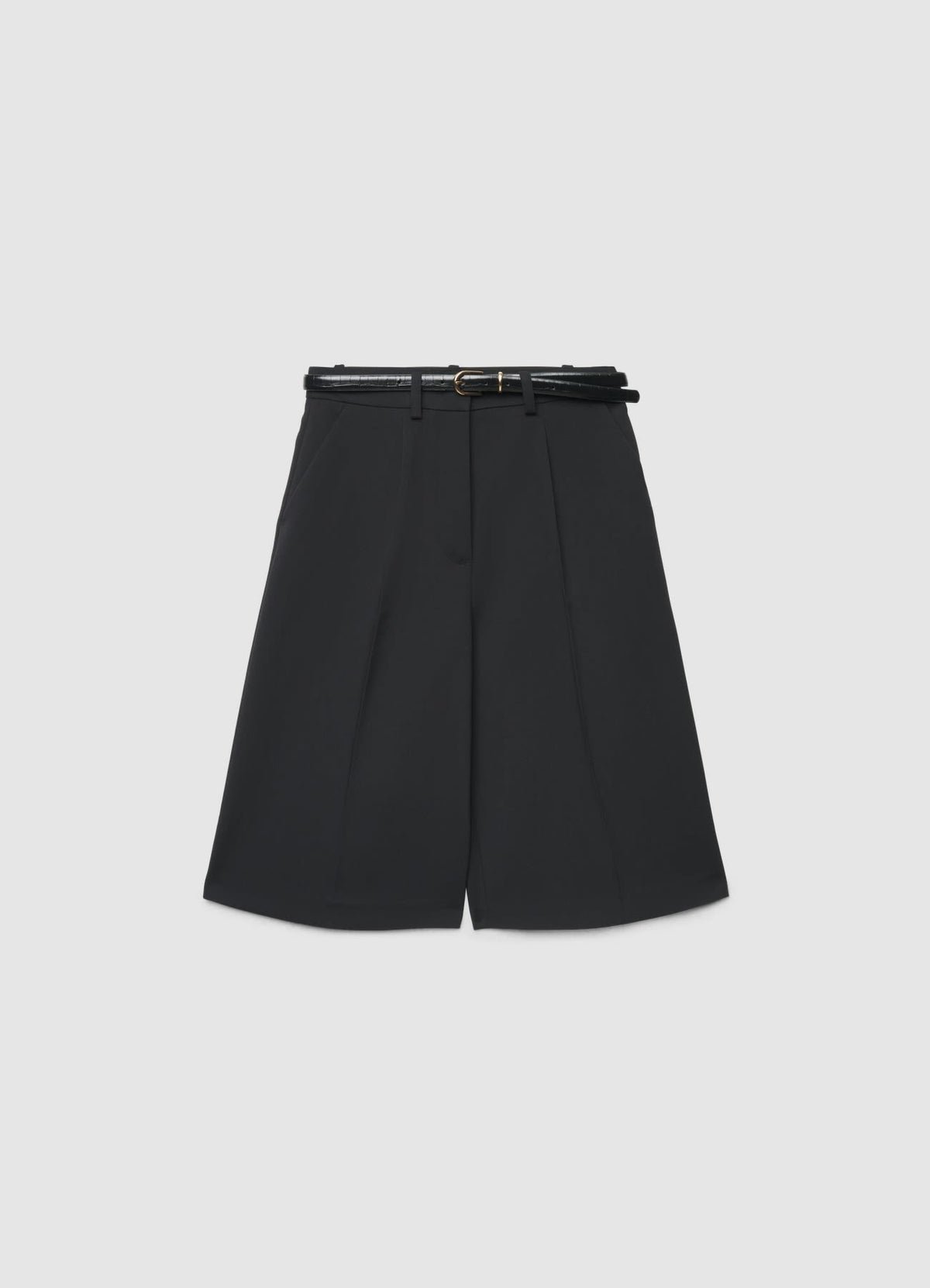 Smart belted pleated bermuda shorts