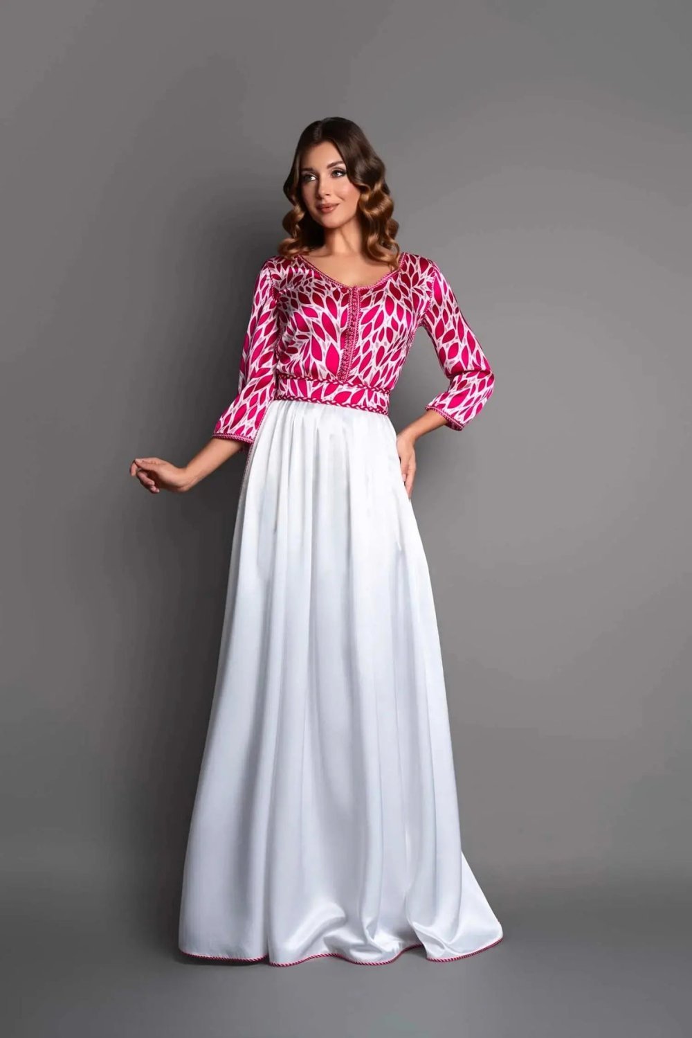 Caftan en satin imprimé fuchsia et blanc