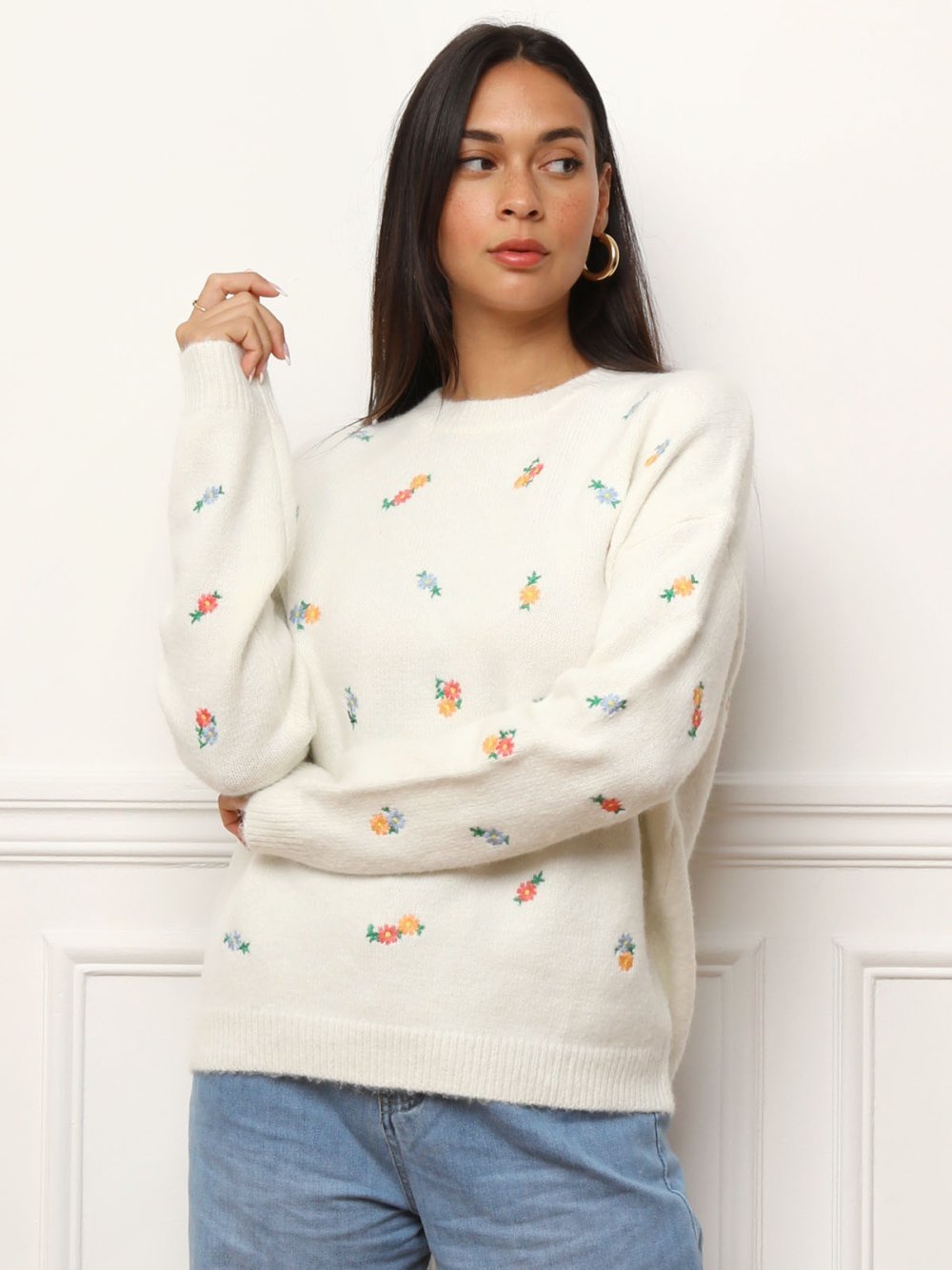 Pull à petites fleurs brodées blanc