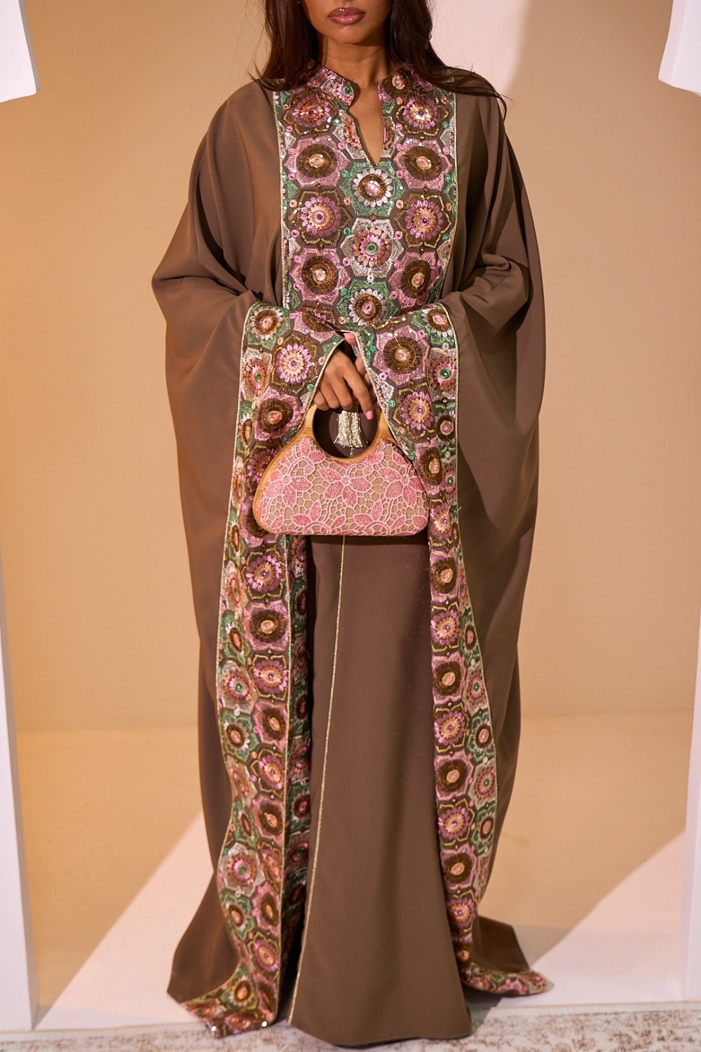 Abaya marron à motifs floraux, sequins et pompons