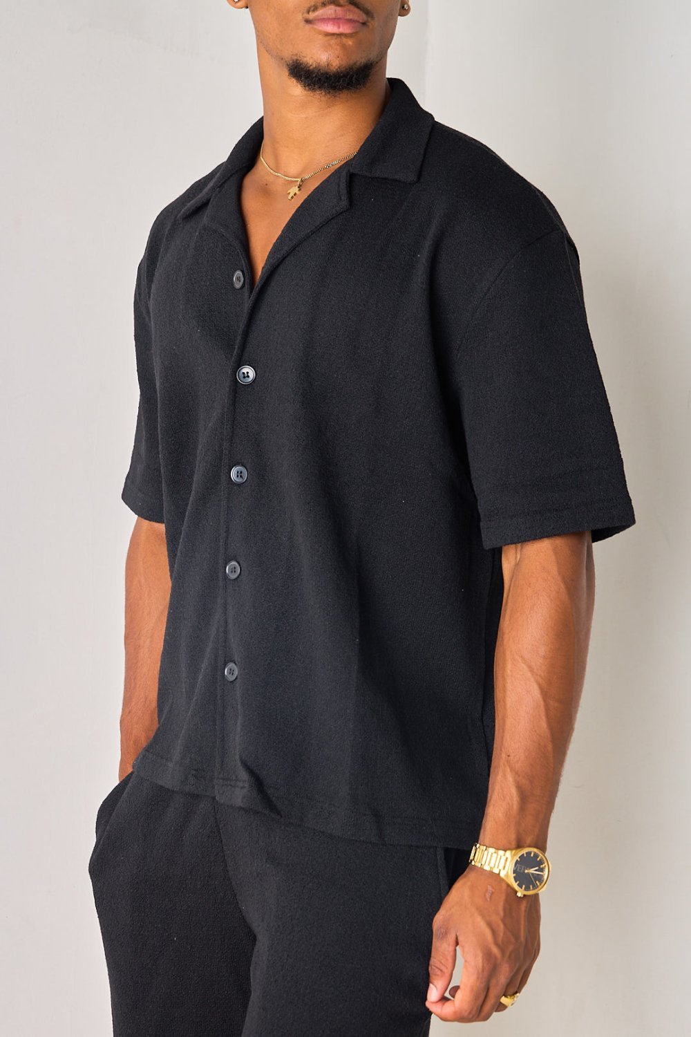 Chemise ajourée en tissu texturé noire