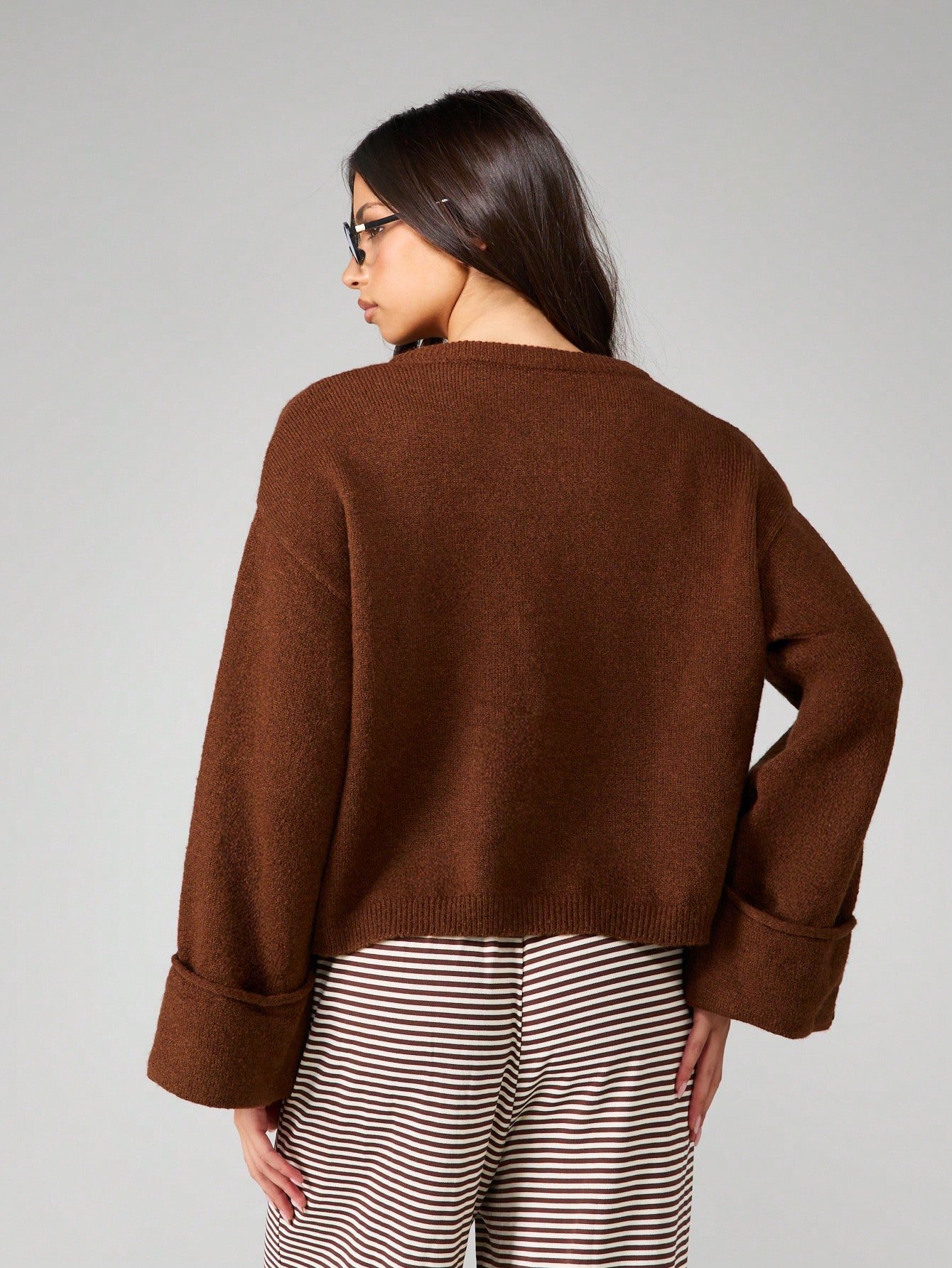 Cardigan qsir b zrar w poignets wasi3in