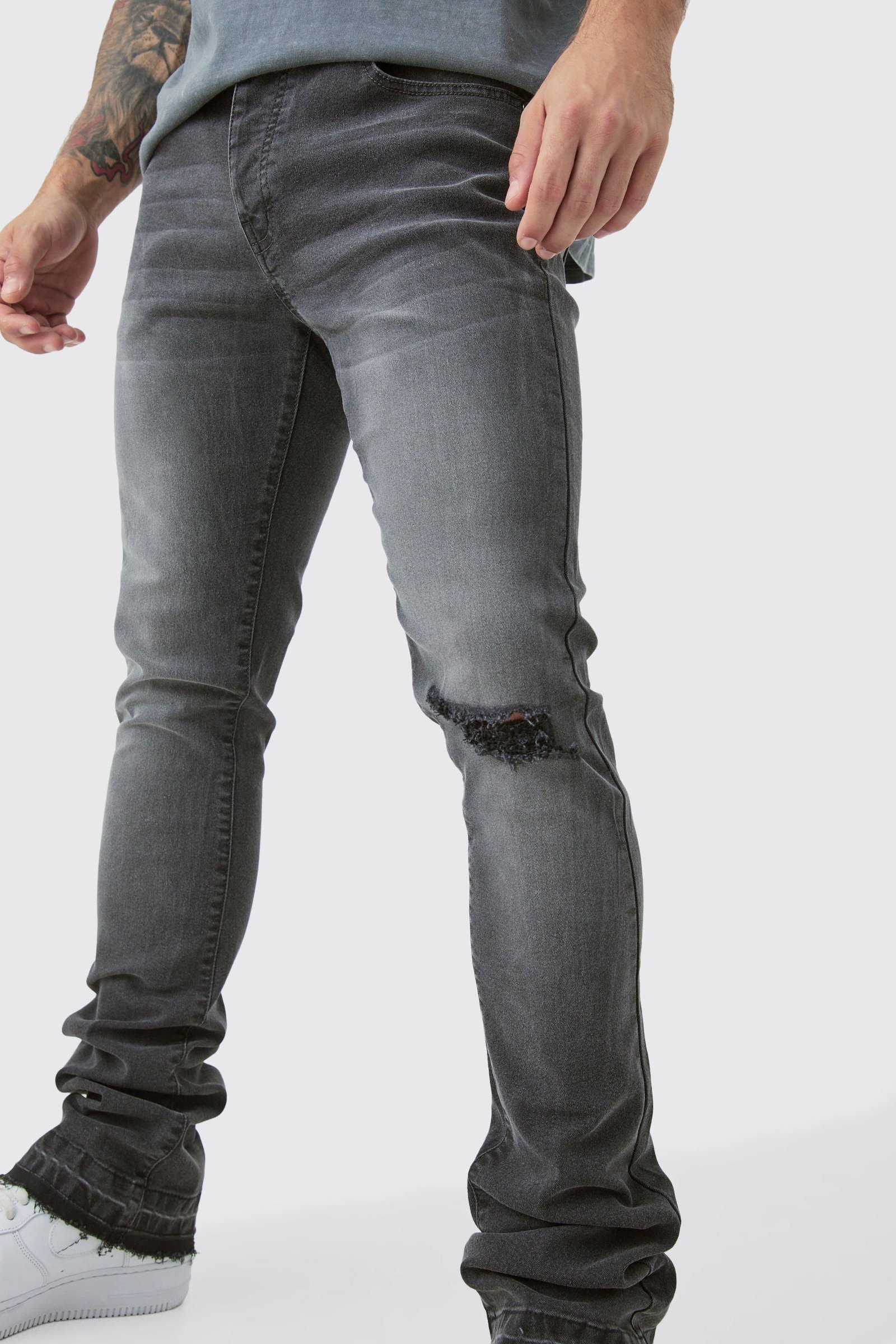 Jean skinny stacked flare avec déchirure sur le genou