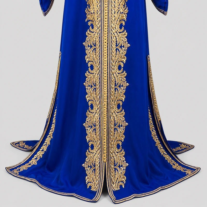 Caftan en crêpe de soie bleu roi brodé doré