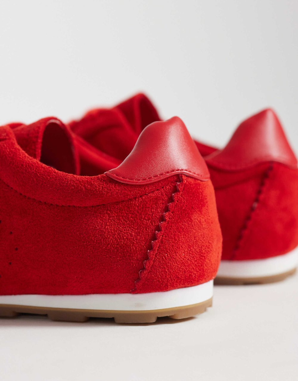 Baskets fines en suédine rouges