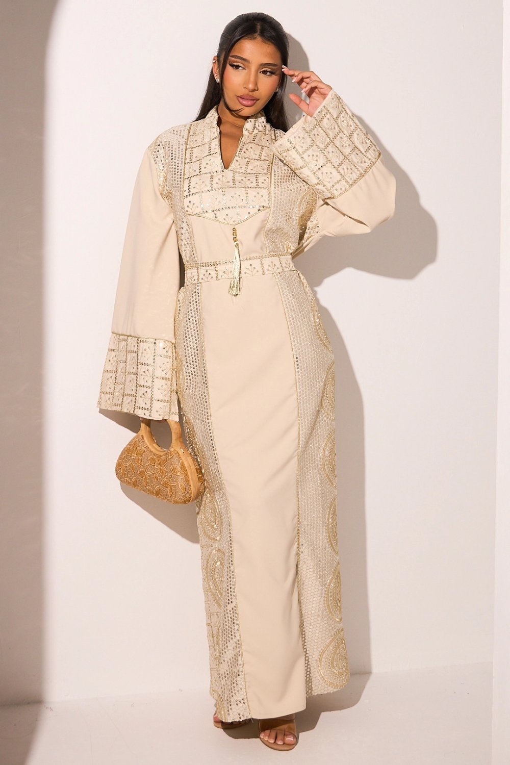 Abaya beige b paillettes dorées, col V w chrrabiya