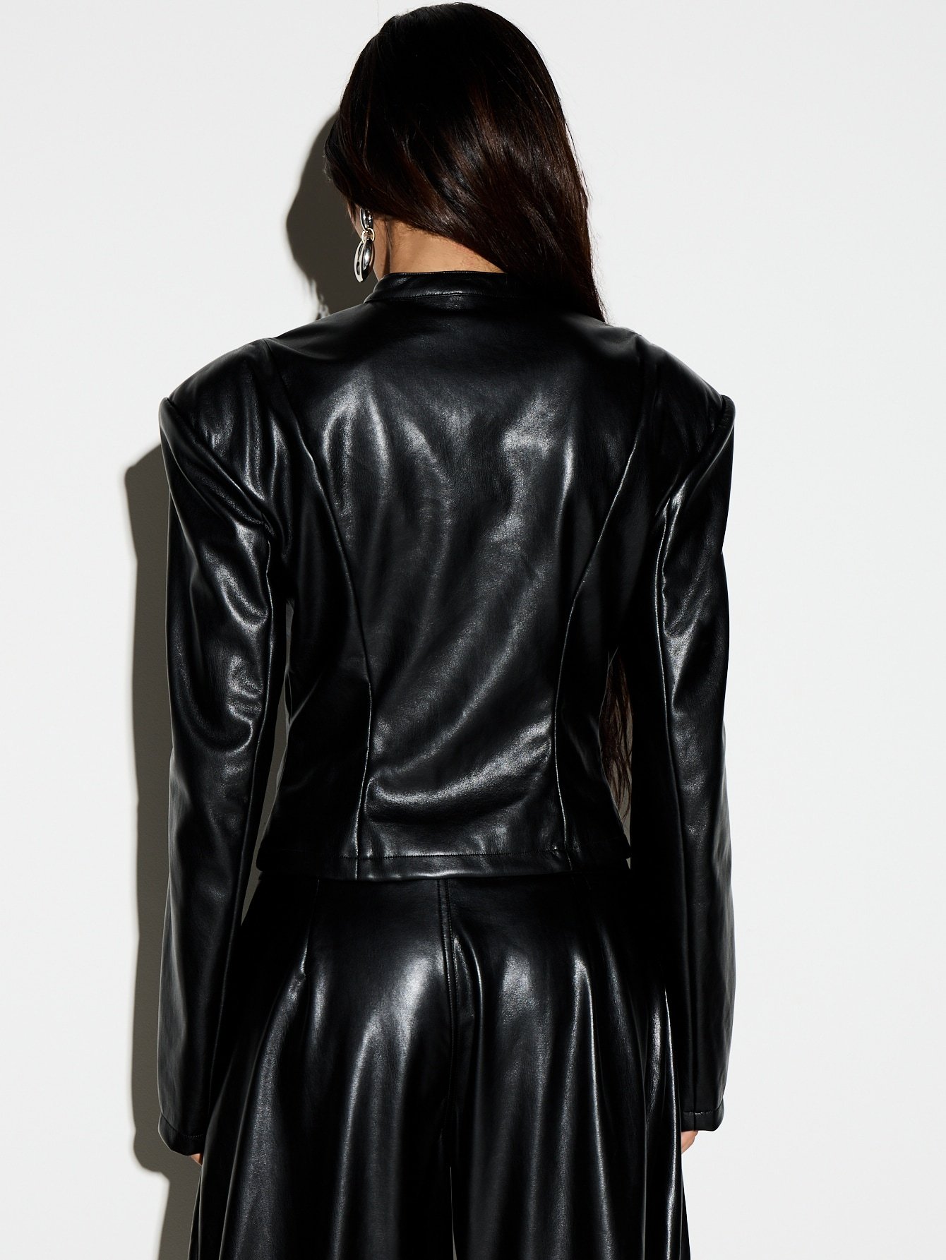 Veste courte zippée à épaules structurées