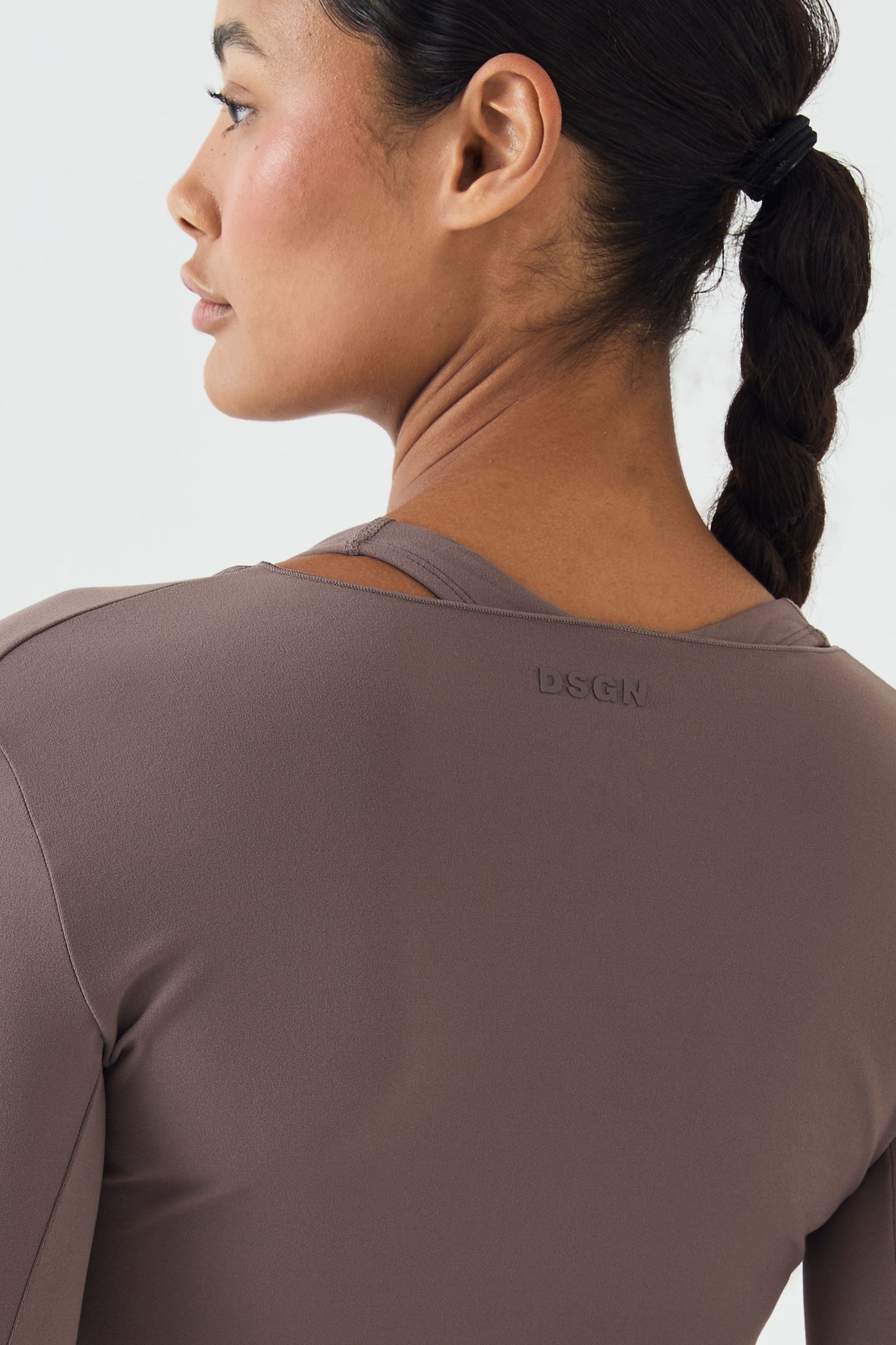 Top de sport enveloppant à bords ondulés