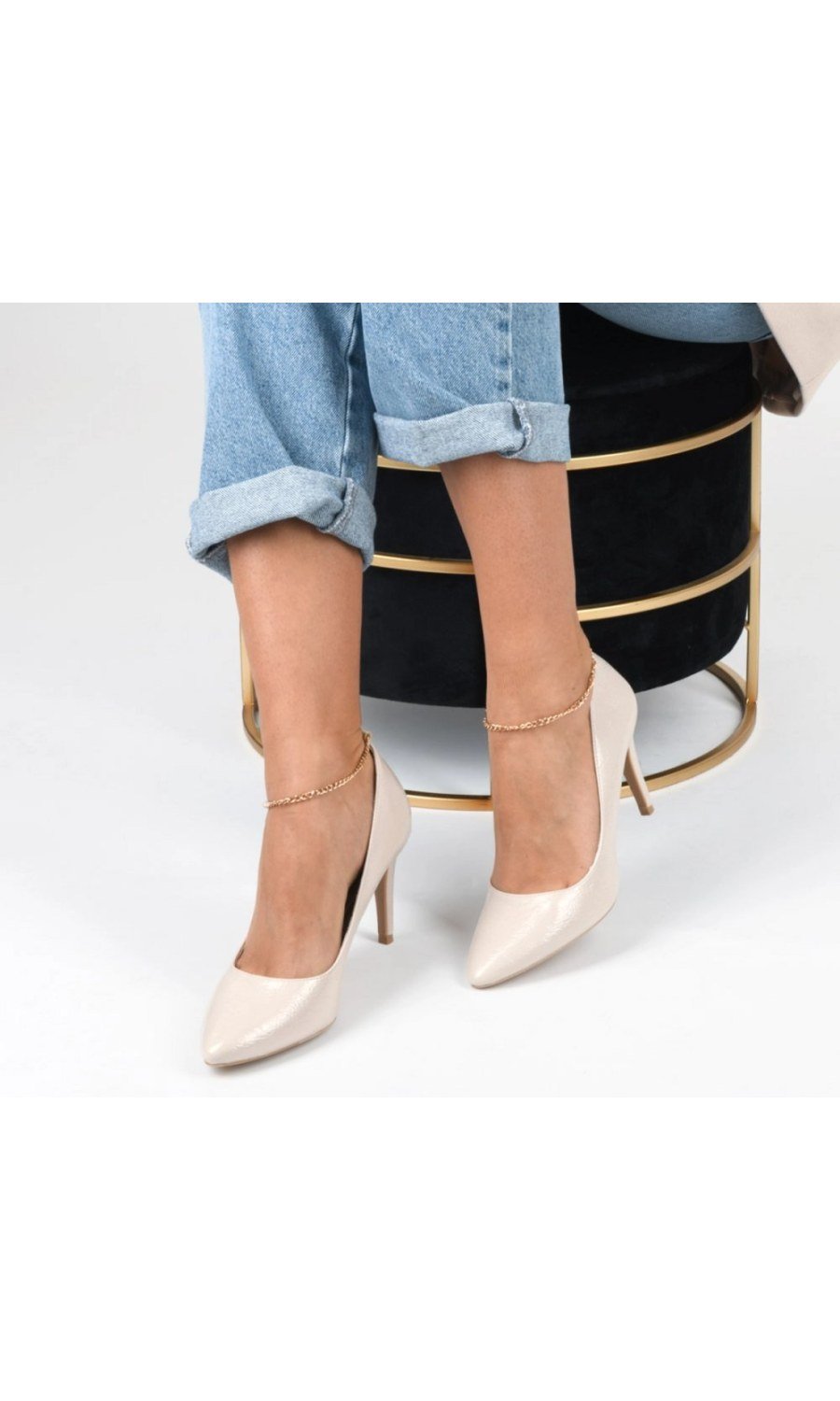 Beige pointed pumps with ankle chain