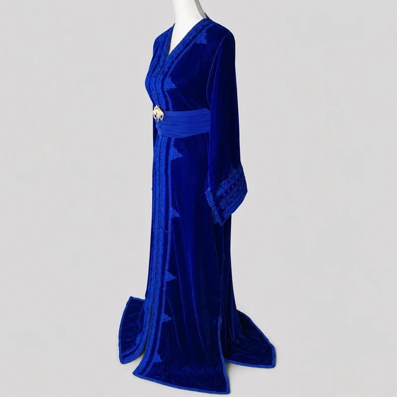 Caftan en velours brodé bleu roi