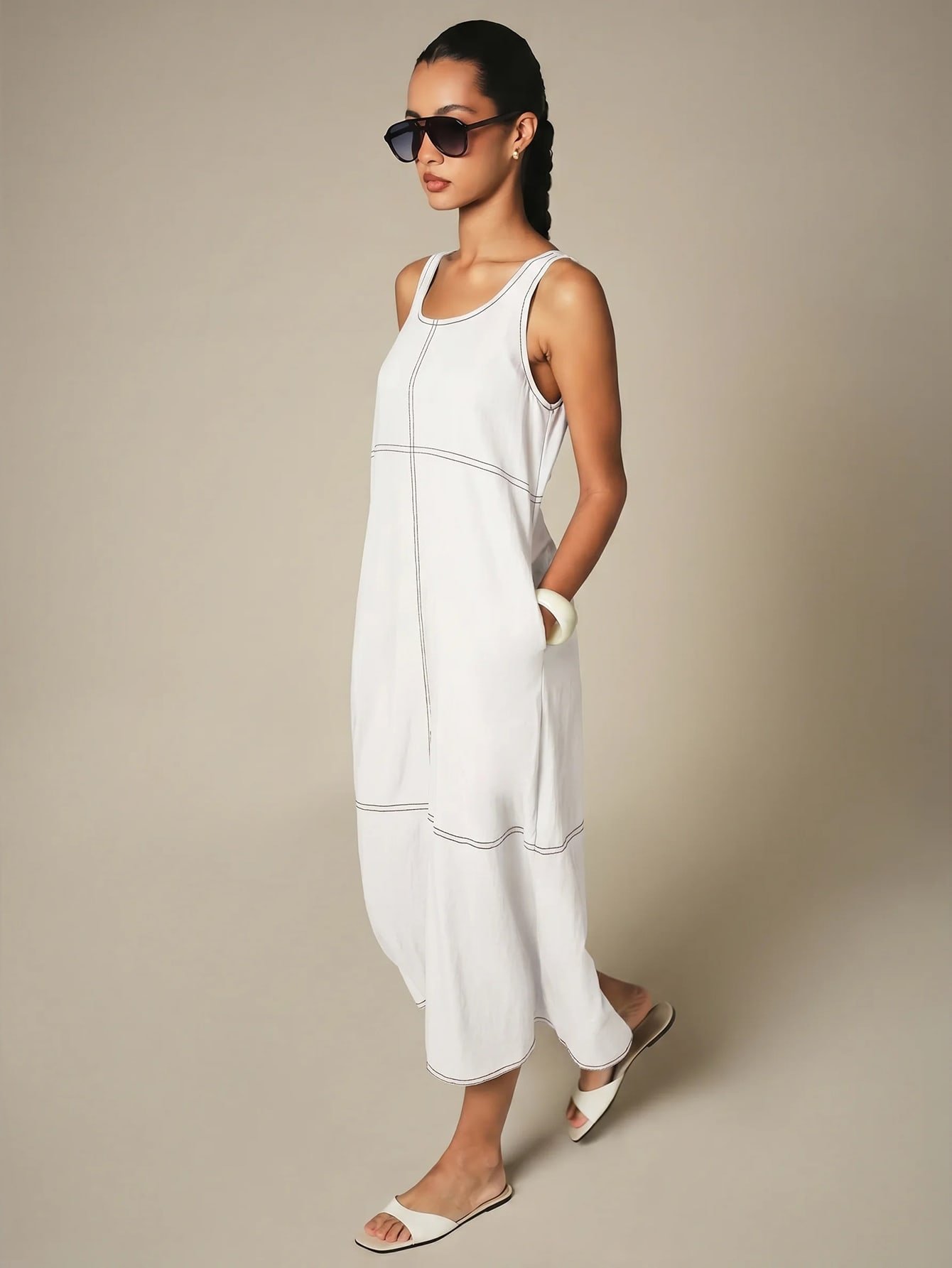 Robe Midi Sans Manches À Col Dégagé Avec Surpiqûres Contrastées Et Poches Latérales
