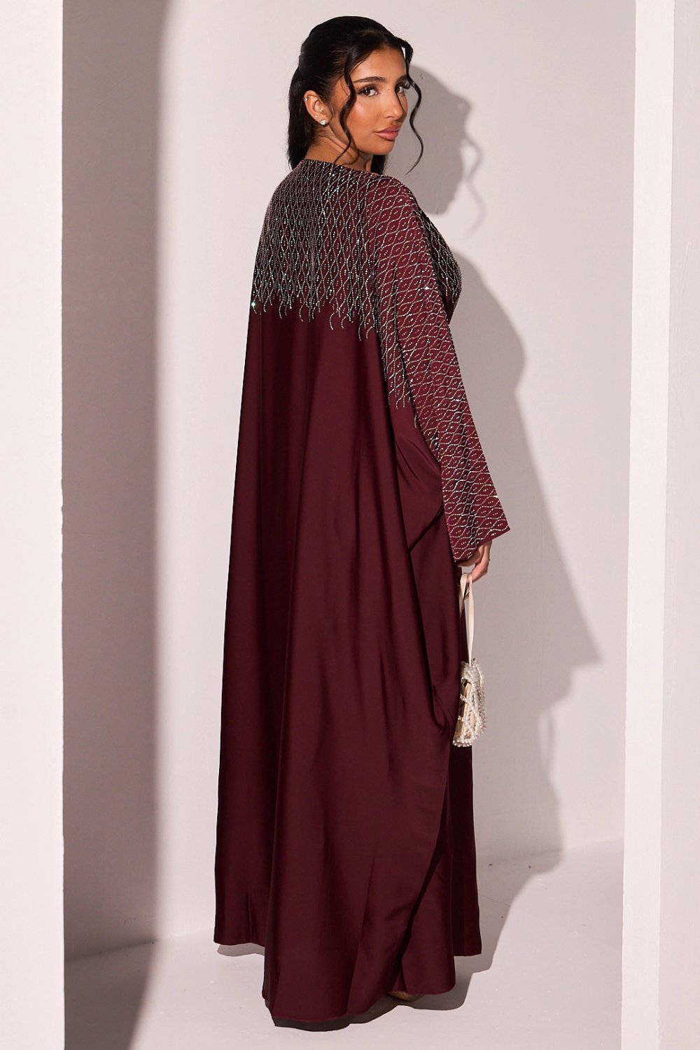 Abaya bordeaux col montant à vagues de strass