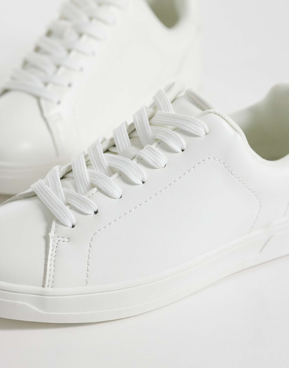 Baskets basses en similicuir blanches
