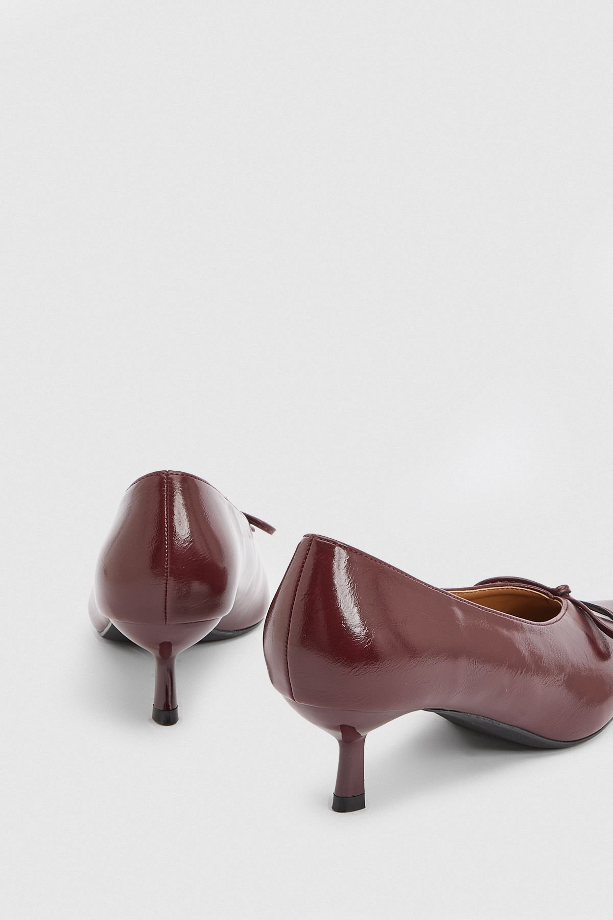 Low heel pumps with decorative bow