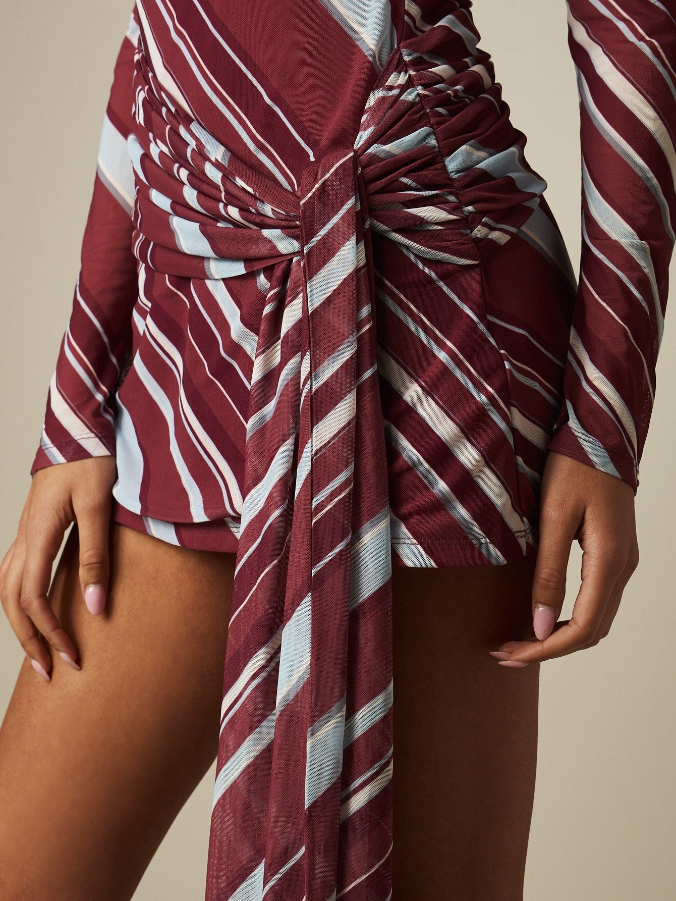 Robe courte rayée en maille à épaules dénudées