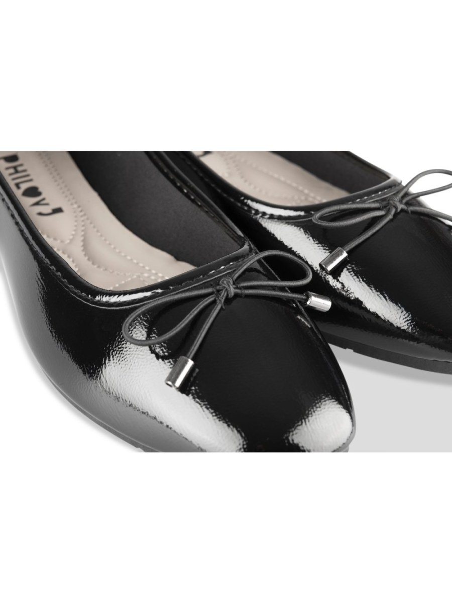 Black patent-look ballerinas with piping