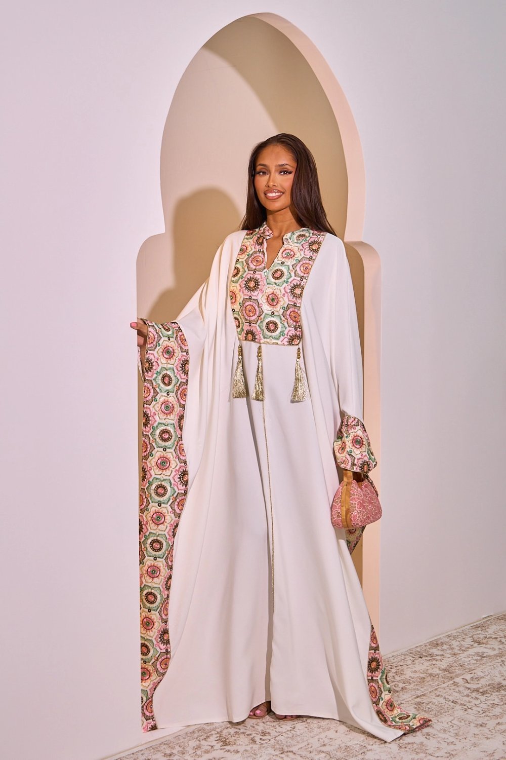 Abaya blanche à motifs floraux et pompons