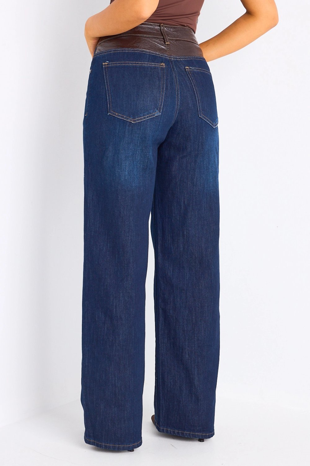 Jean long bleu à empiècement marron
