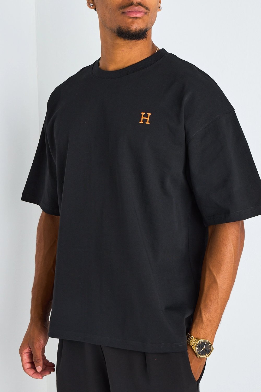 T-shirt basique brodé lettre H noir