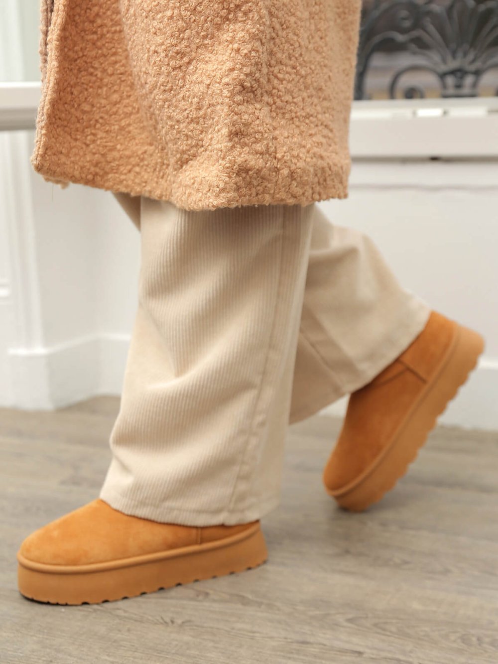 Boots basses fourrées à surpiqûres camel