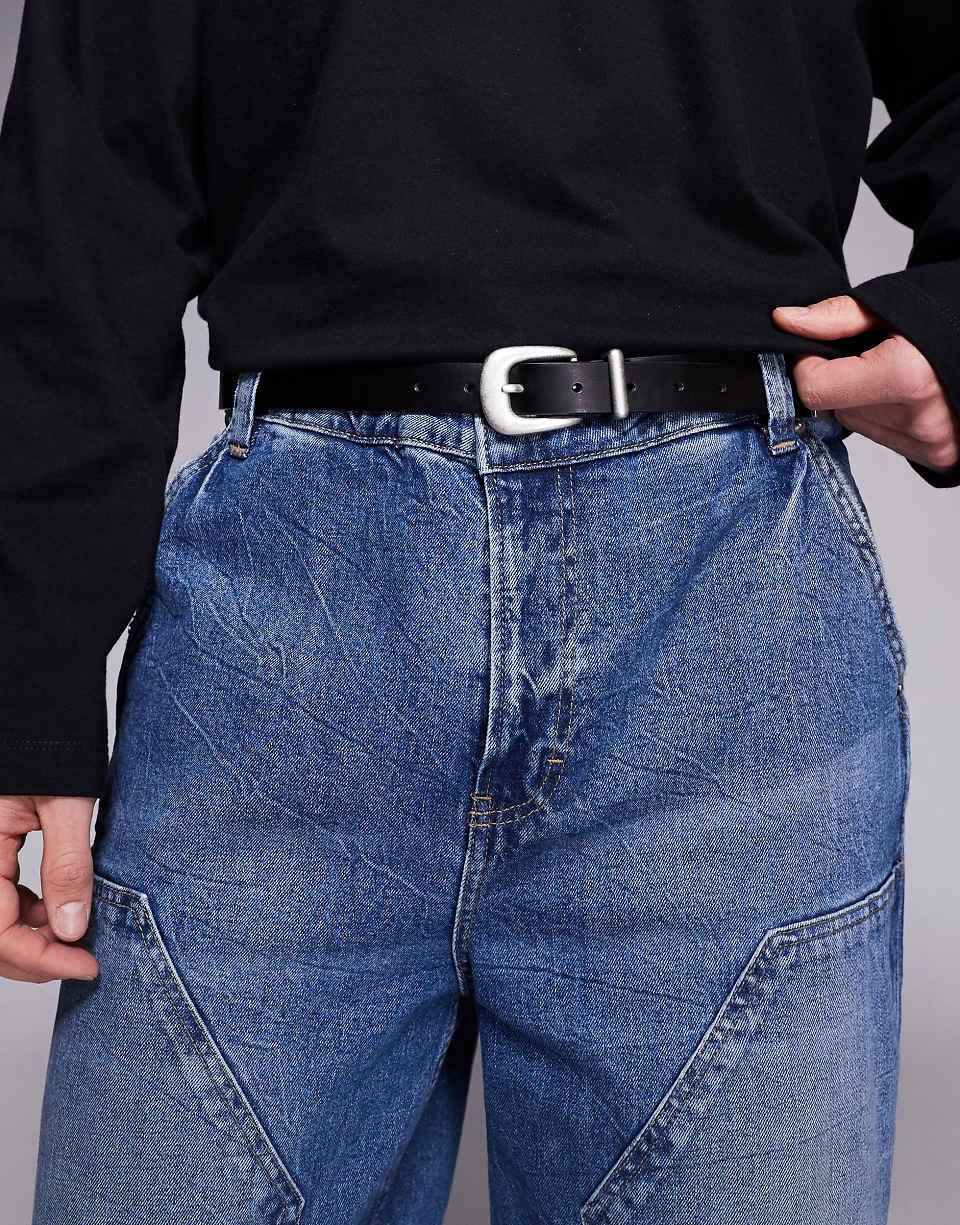 Ceinture fine en similicuir avec boucle incurvée et extrémité en métal - Noir