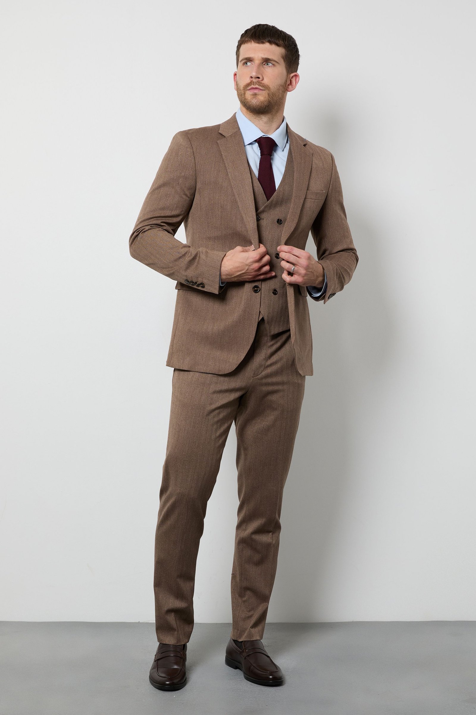 Pantalon de costume coupe ajustée chevrons marron clair