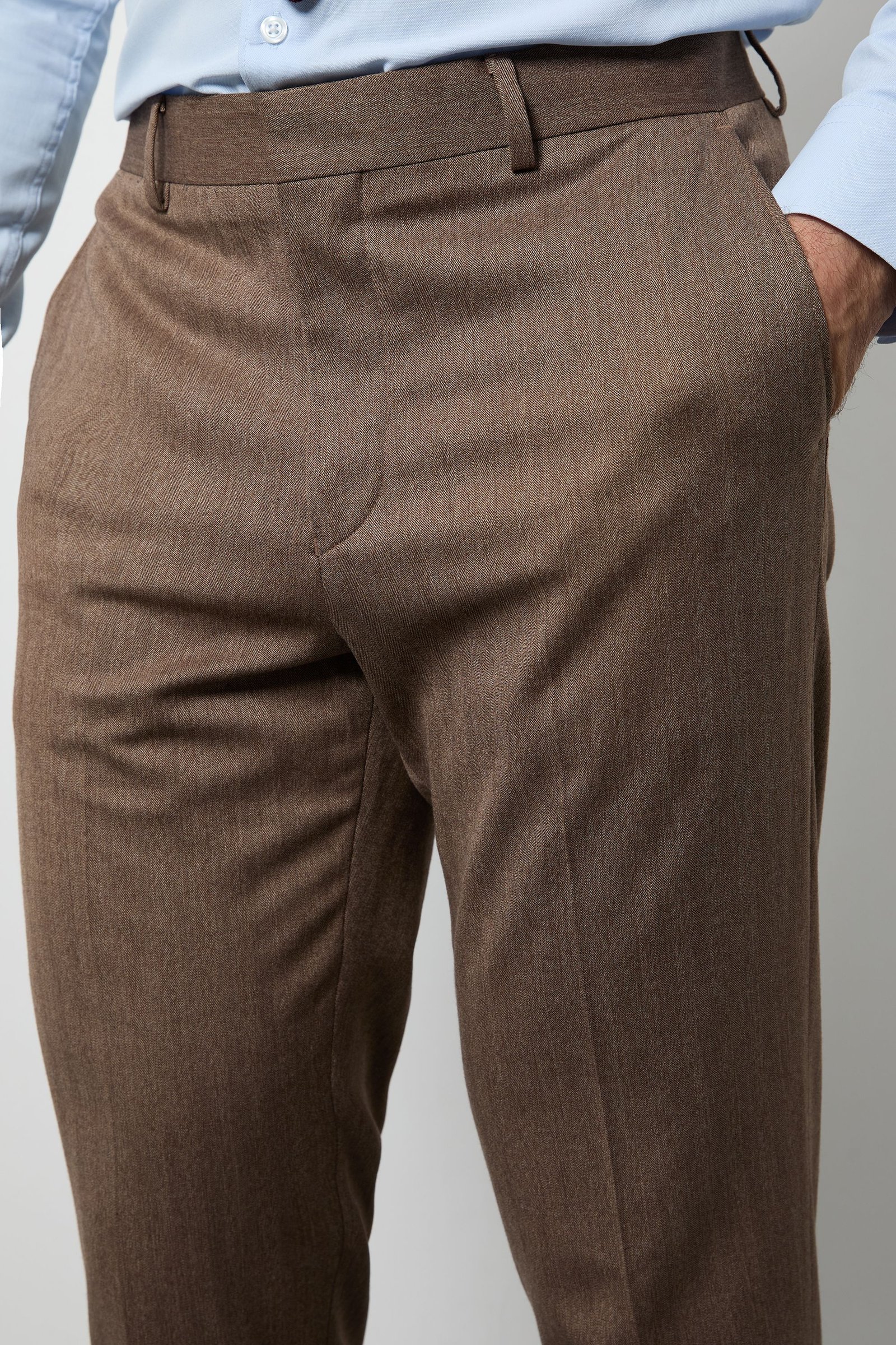 Pantalon de costume coupe ajustée chevrons marron clair