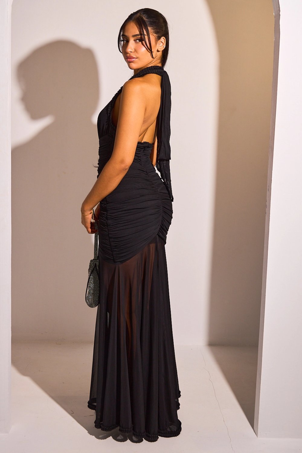 Robe longue drapée dos nu à volant plissé noire