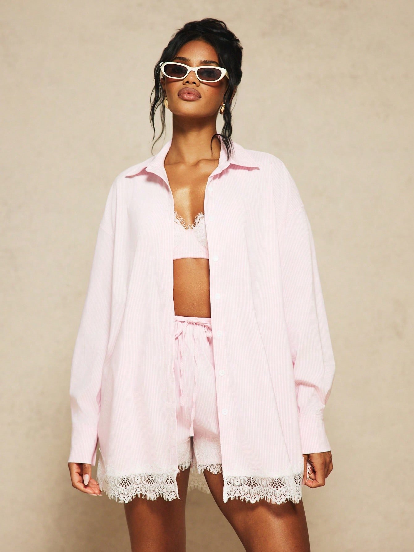 Chemise oversize b khtout rqaq w bordure dentelle