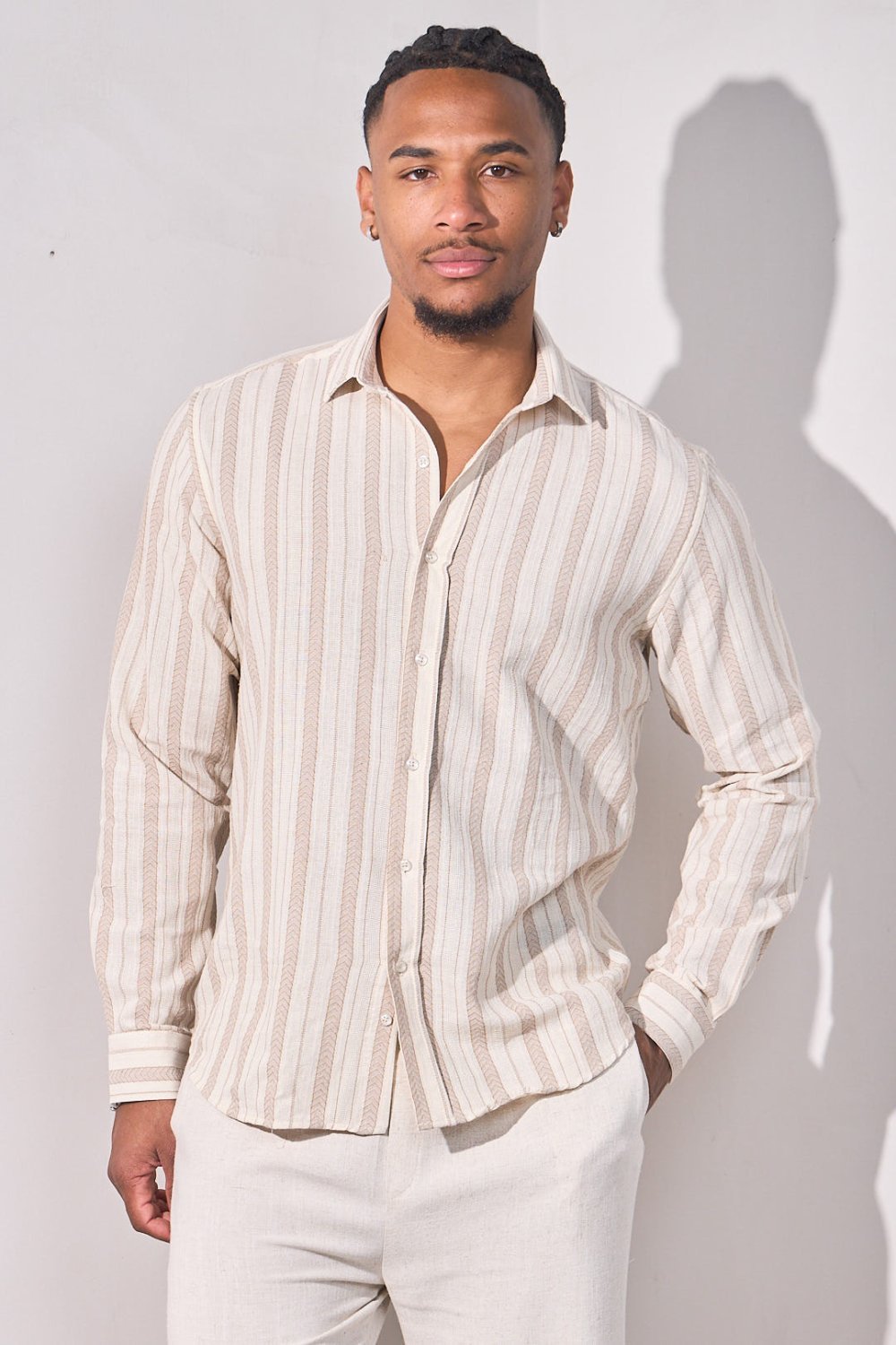 قميص مخطط بملمس بارز بأكمام طويلة بيج