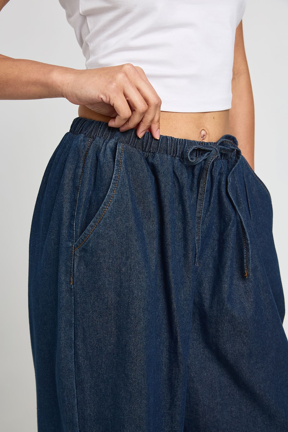 Pantalon en denim à jambes larges élastiqué