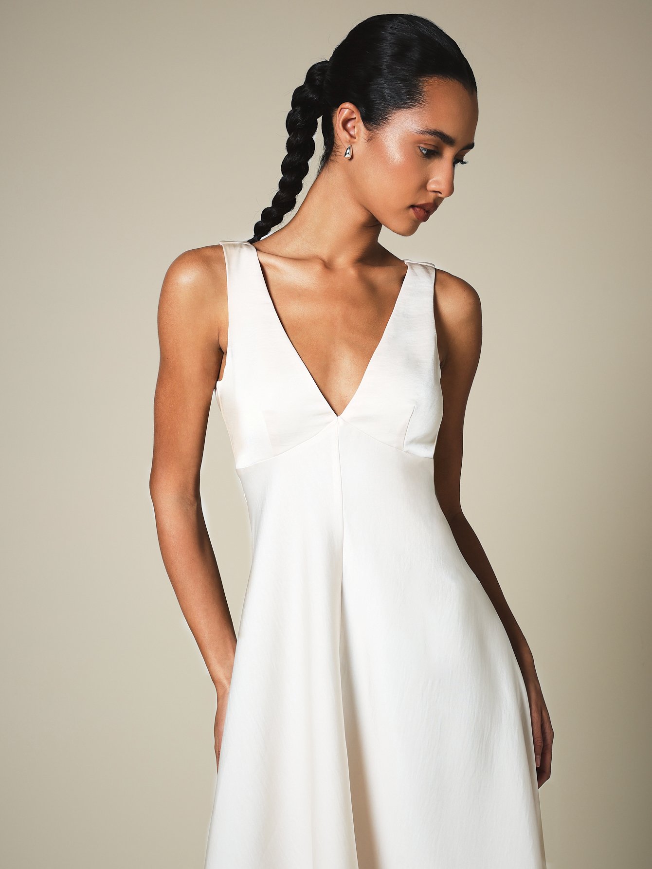 Robe De Soirée Élégante En Satin À Ourlet Asymétrique Avec Décolleté En V Profond
