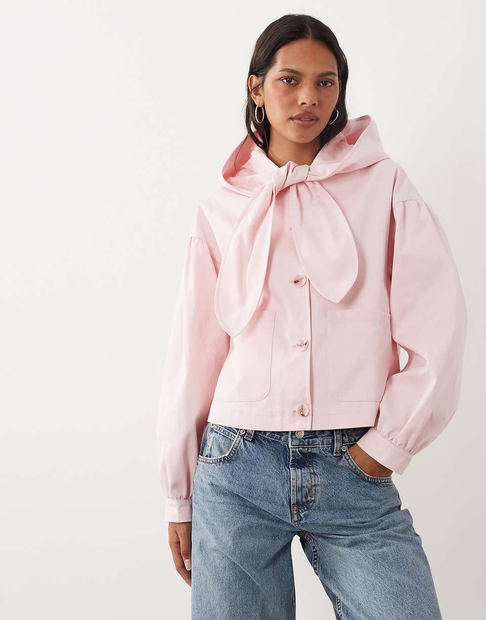 Imperméable court avec col à nouer, détail en maille et capuche
