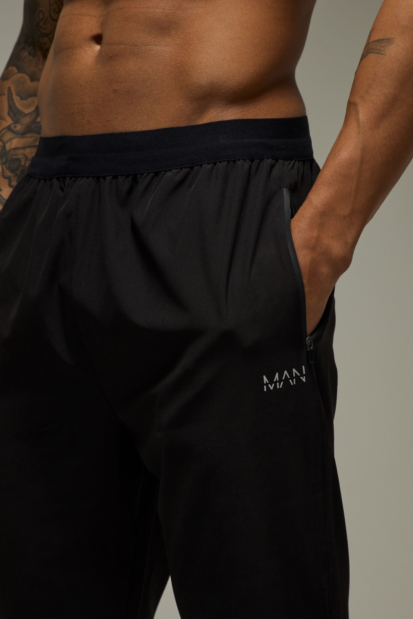 سروال جوغينغ للجري مثقّب ضيق من الأسفل - Man Active
