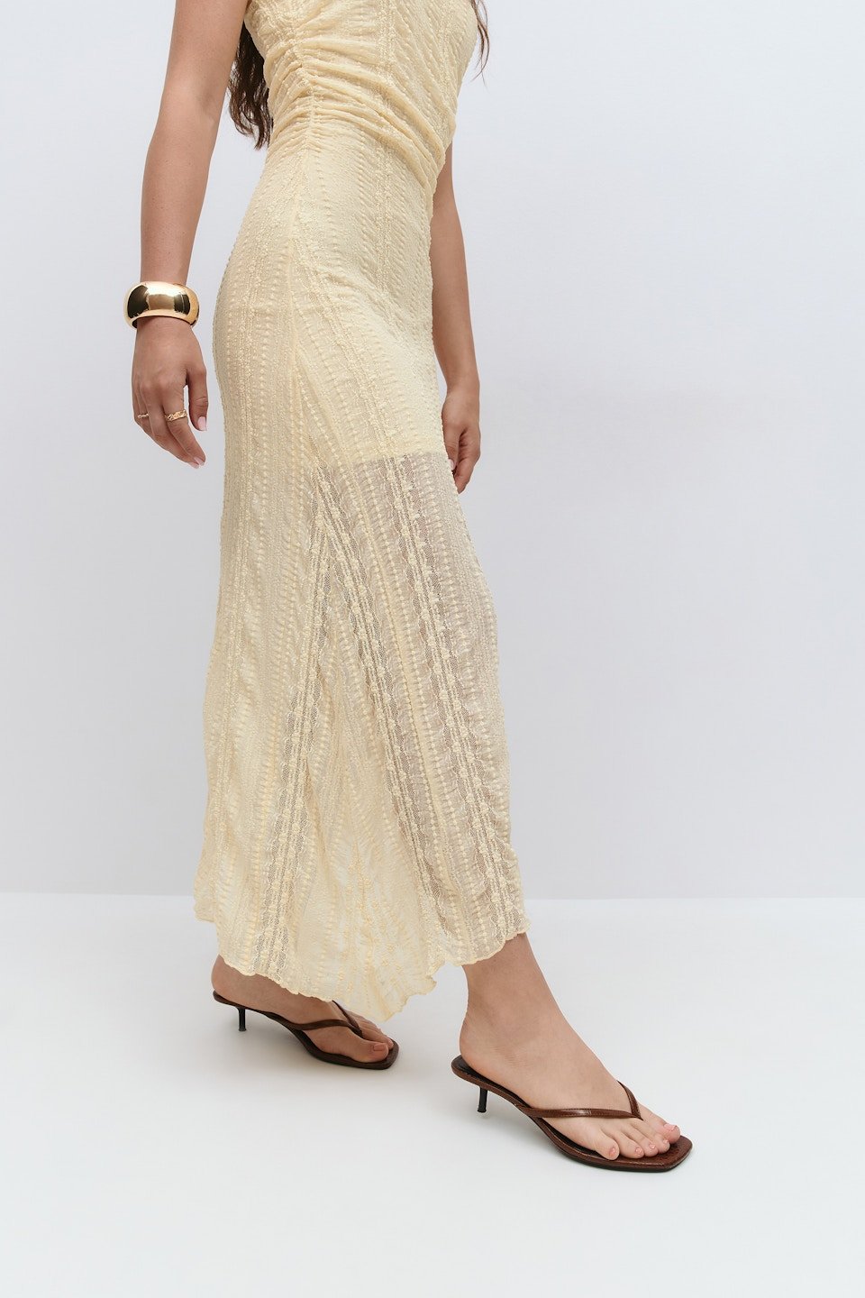 Robe longue en dentelle asymétrique