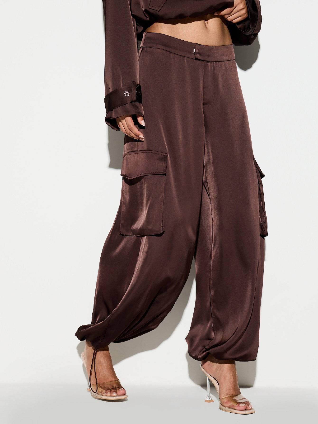 Pantalon cargo en satin avec silhouette ballon