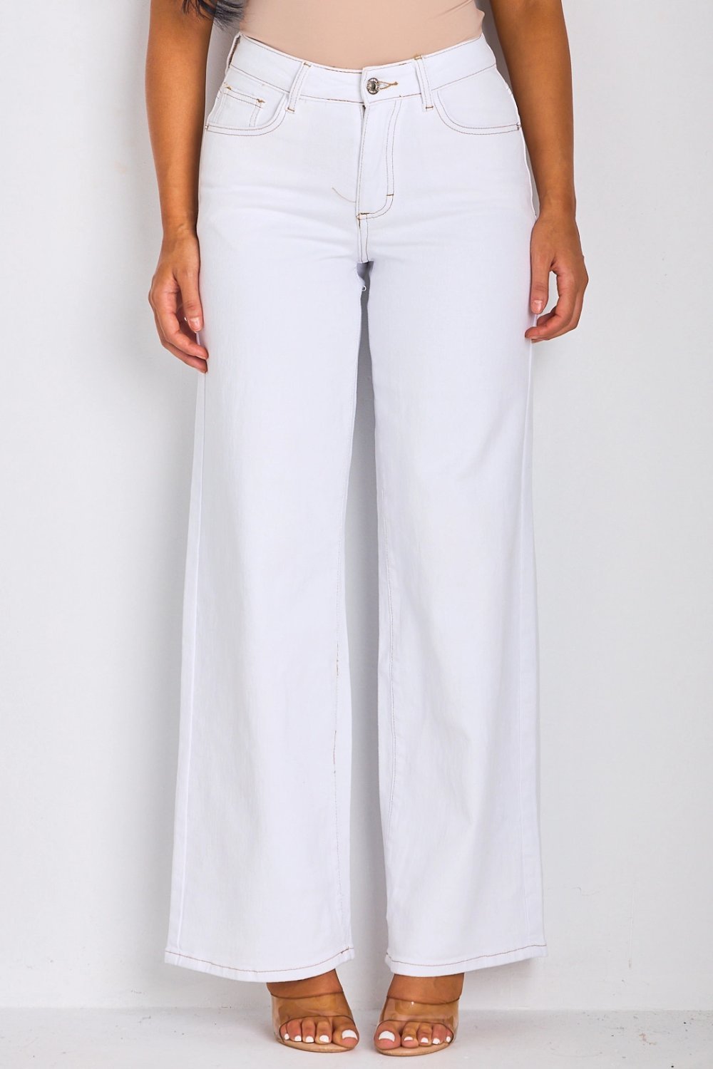White full-length jeans with beige stitching