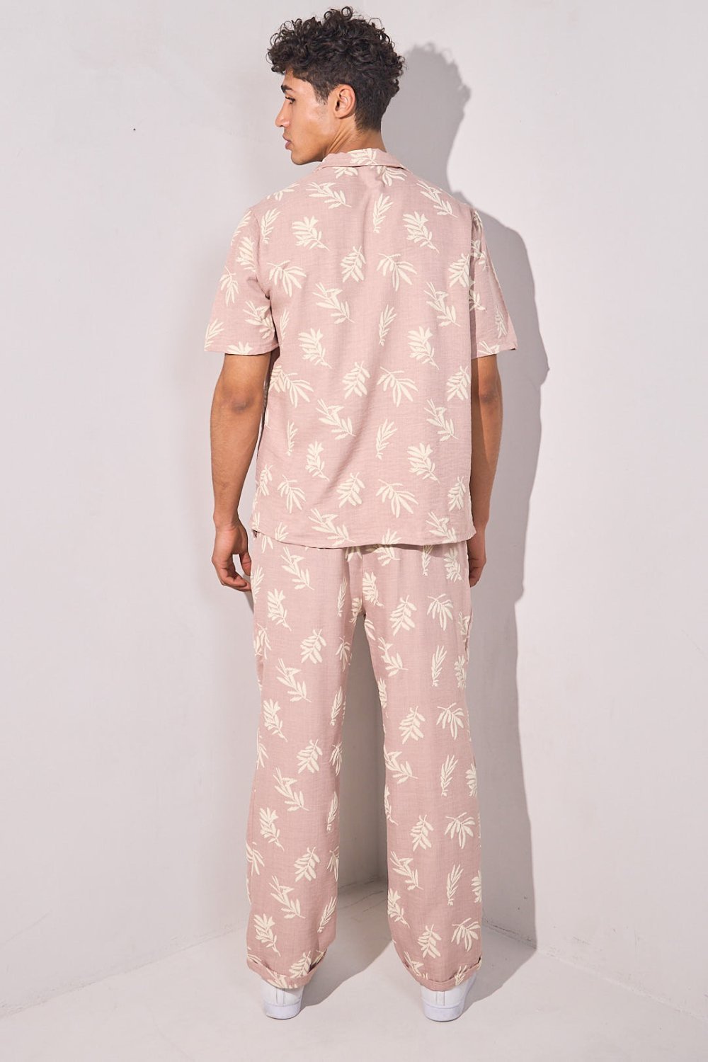 Ensemble chemise et pantalon imprimé feuilles rose