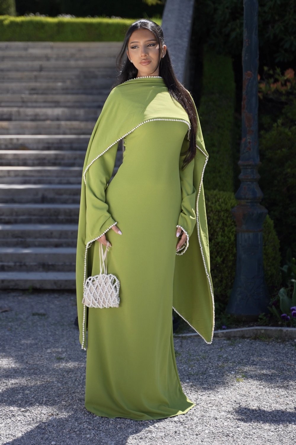 Robe longue perlée manches pagode et étole olive