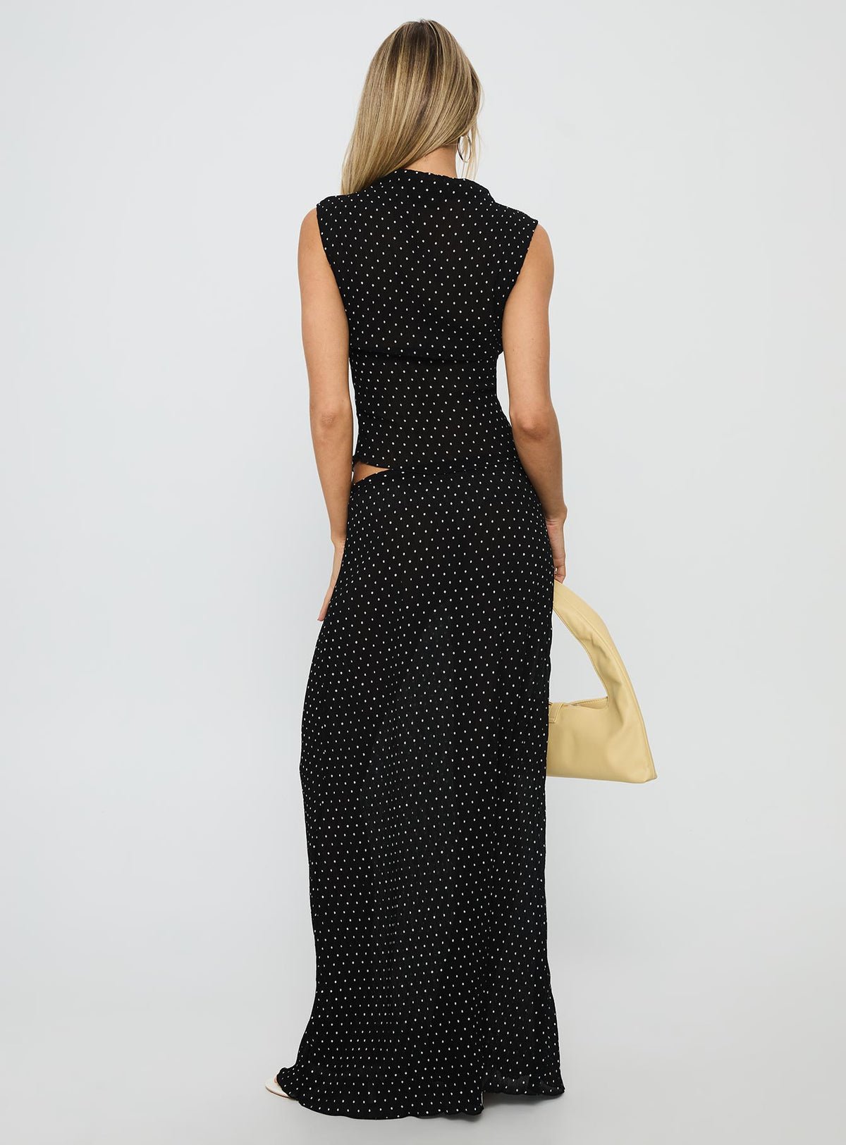 تنورة طويلة شفافة منقطة