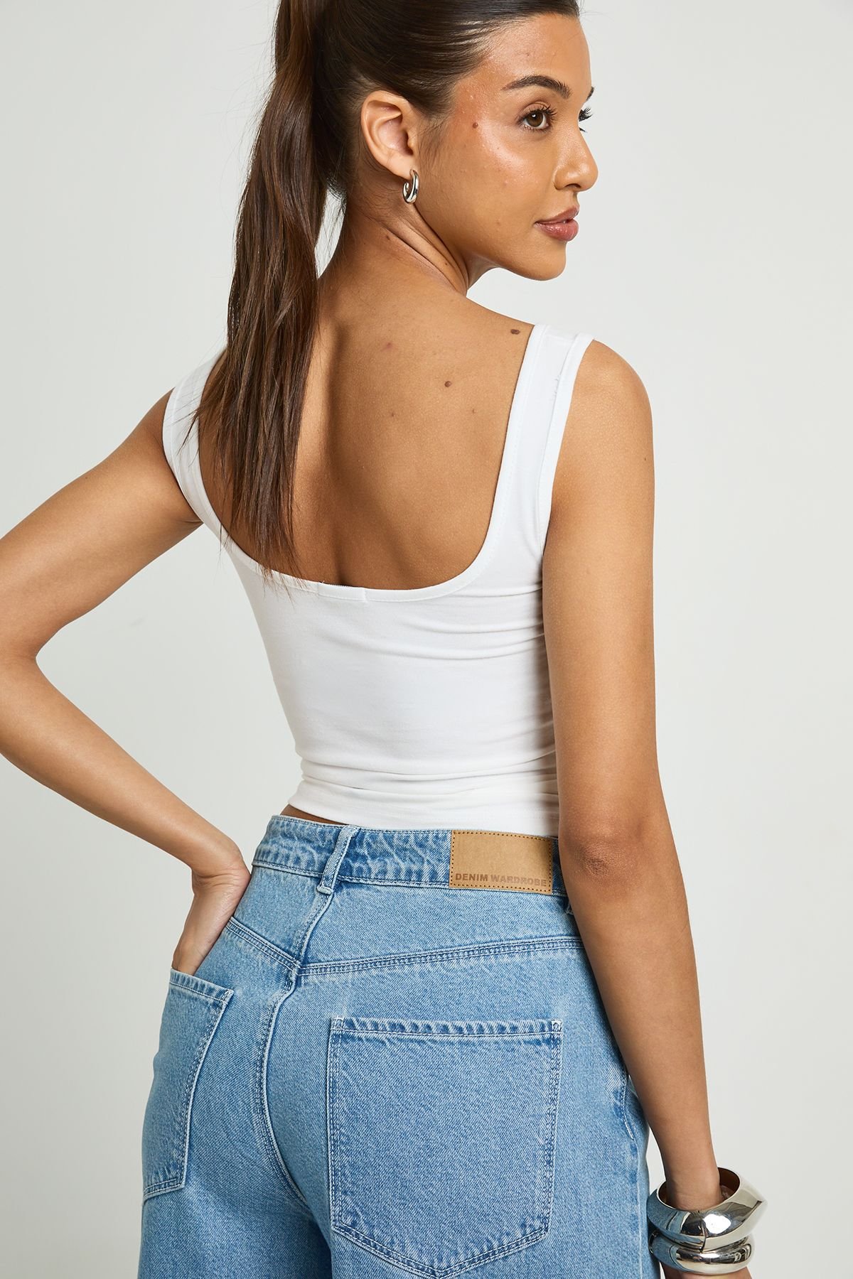 Jean à taille mi-haute, coupe ample et jambes larges