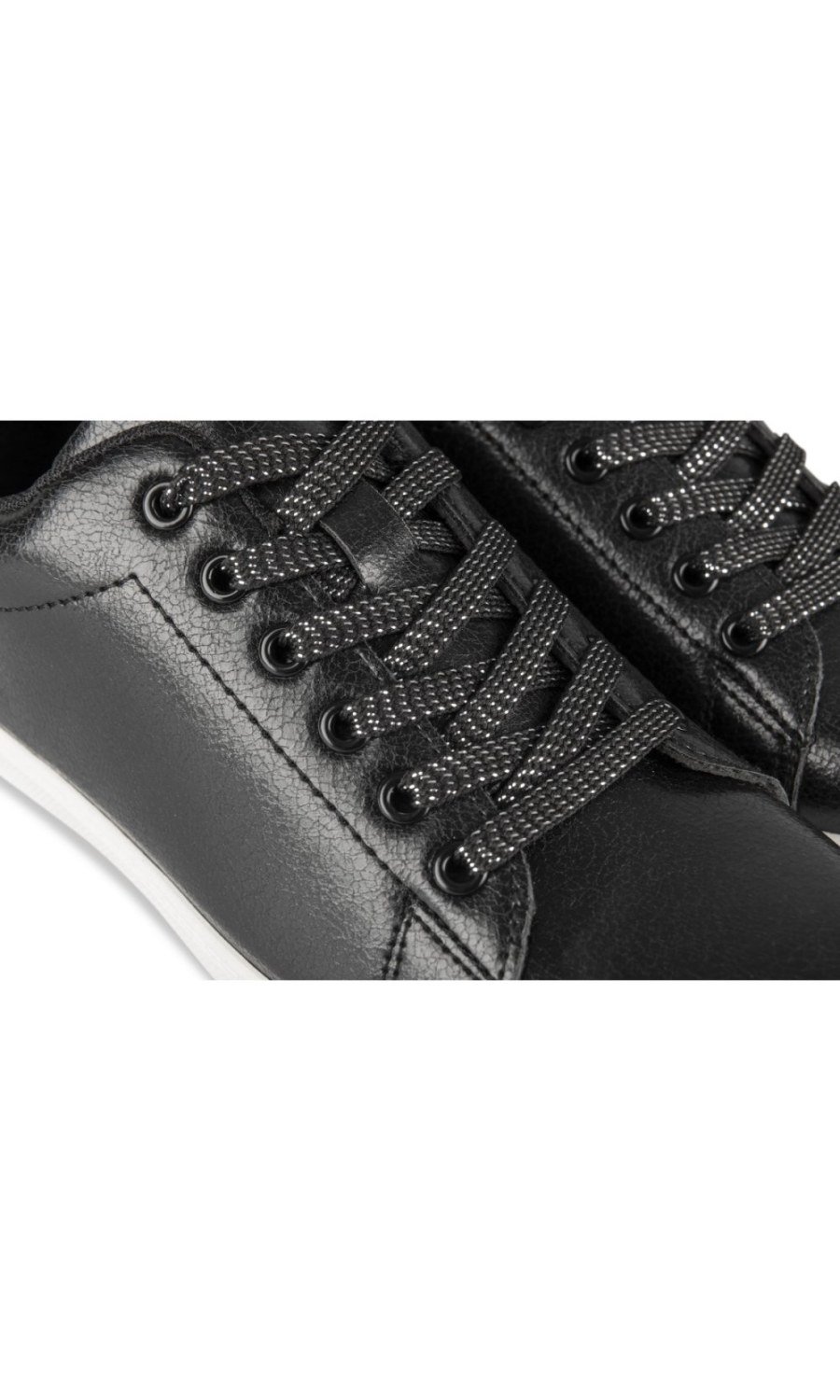 Baskets basses semelle blanche noires
