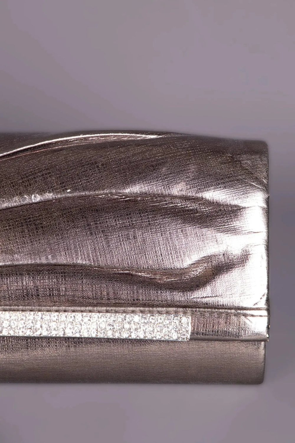 Pochette argent drapée à bande de strass