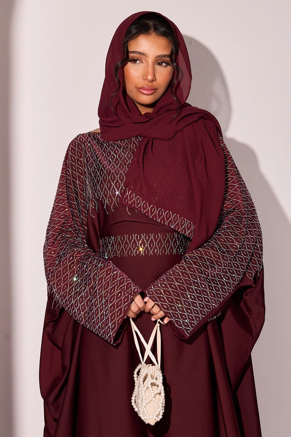 Abaya bordeaux col montant à vagues de strass