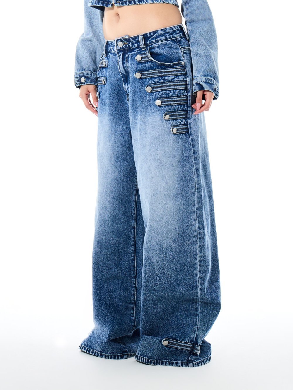 Mid blue low-rise cargo jeans with button details