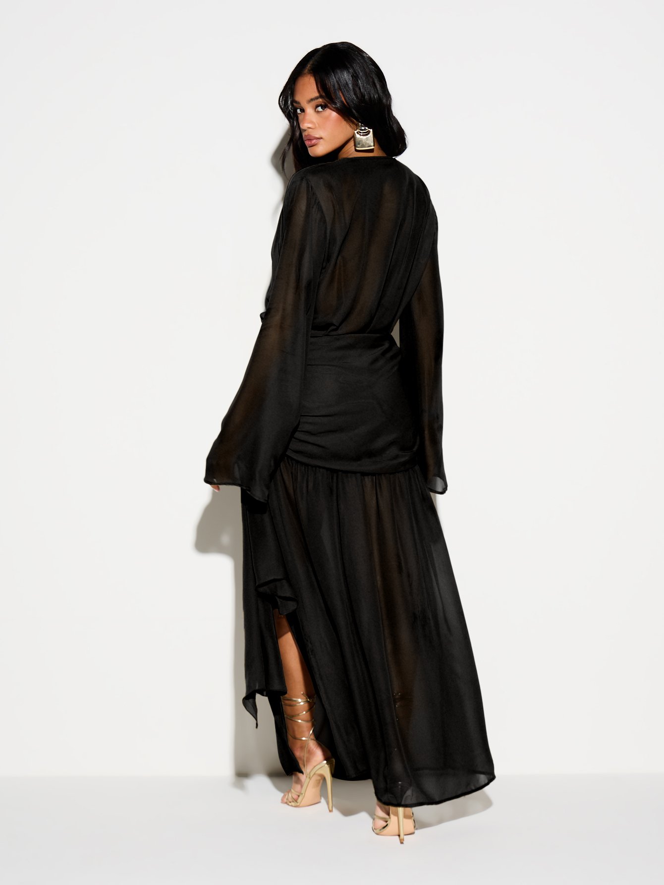 Robe d soirée twila col V ghareq w fente 3alya