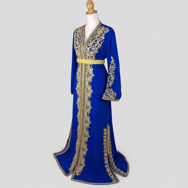 Caftan en crêpe de soie bleu roi brodé doré
