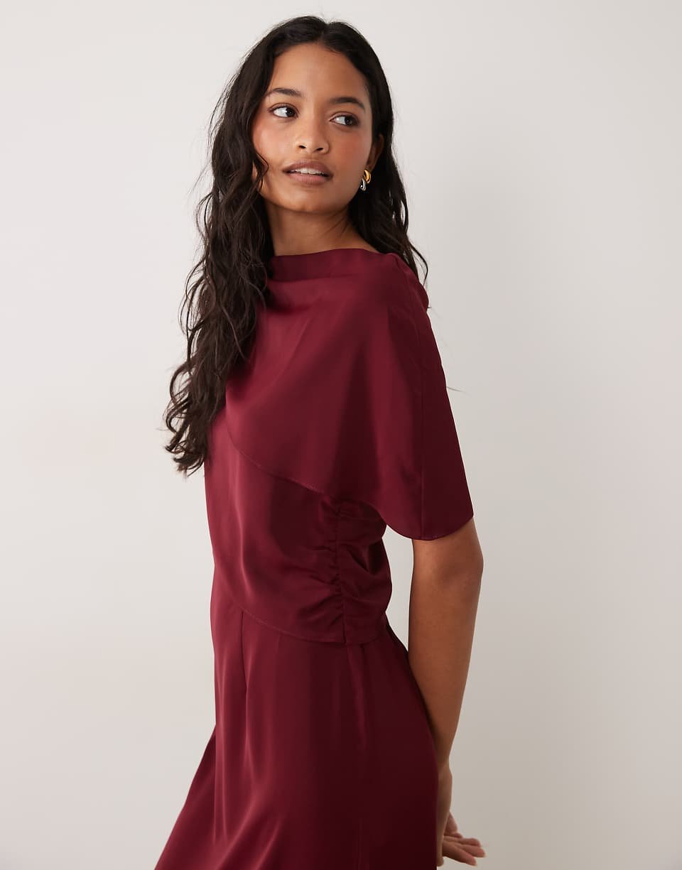 Robe midi fluide à épaules tombantes bordeaux