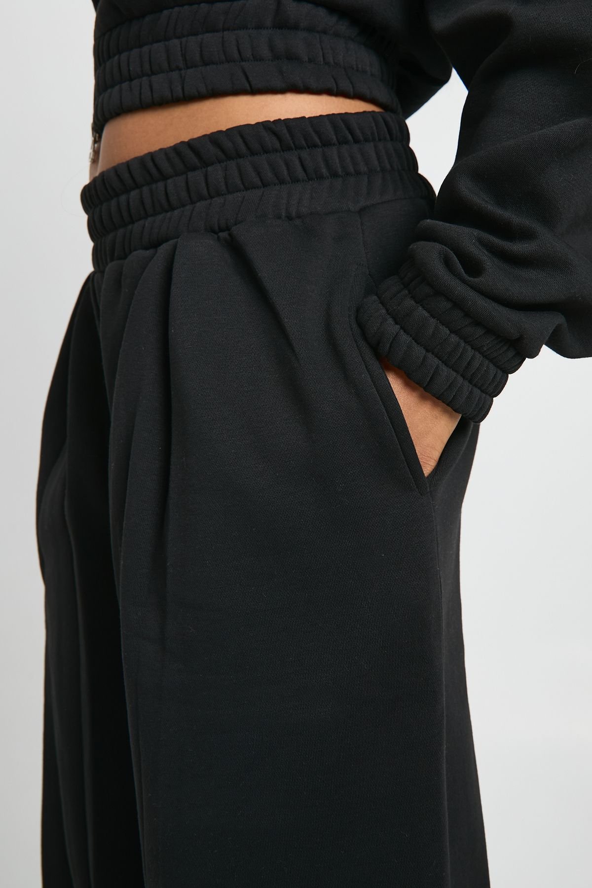 Jogger taille haute à détails plissés et jambe droite
